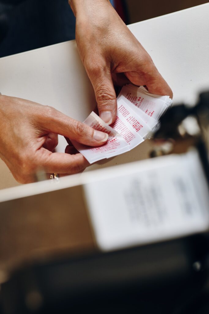 Esempi di produzione di etichette per la manutenzione dell'abbigliamento