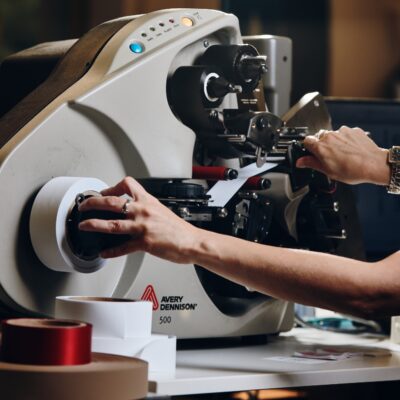 Macchina per la stampa di etichette di manutenzione per l'abbigliamento