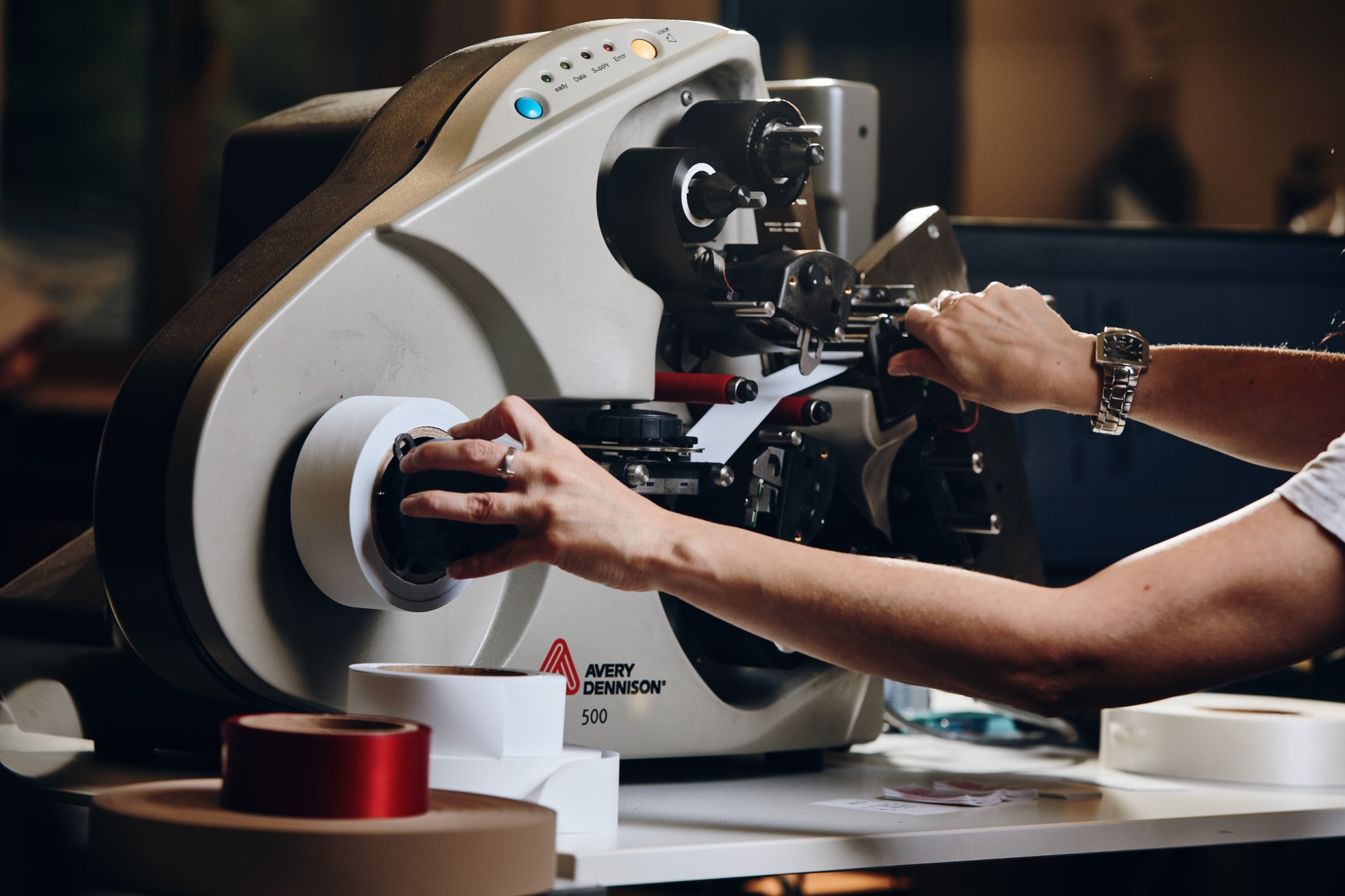 Macchina per la stampa di etichette di manutenzione per l'abbigliamento