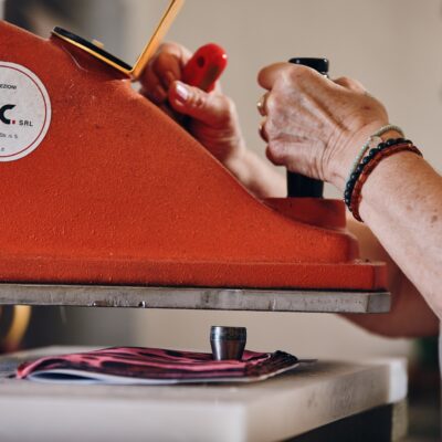 Produzione di bottoni ricoperti e fibbie per la moda