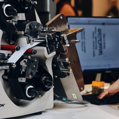 Fase di stampaggio di etichette per l'abbigliamento