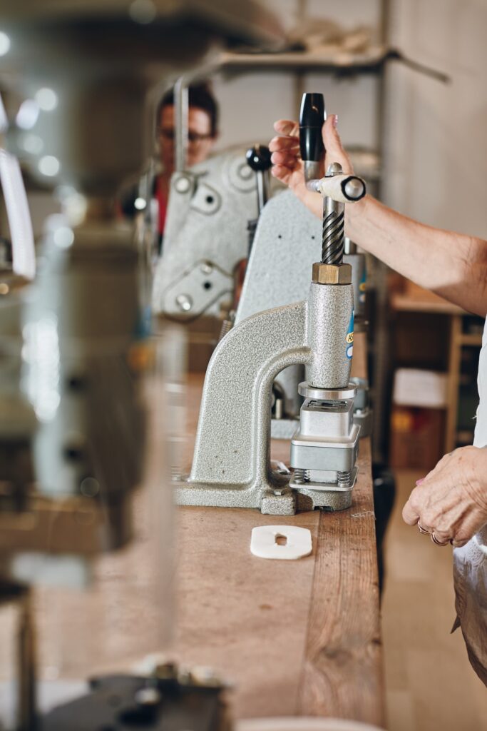 Macchina per produzione fibbie fatte a mano