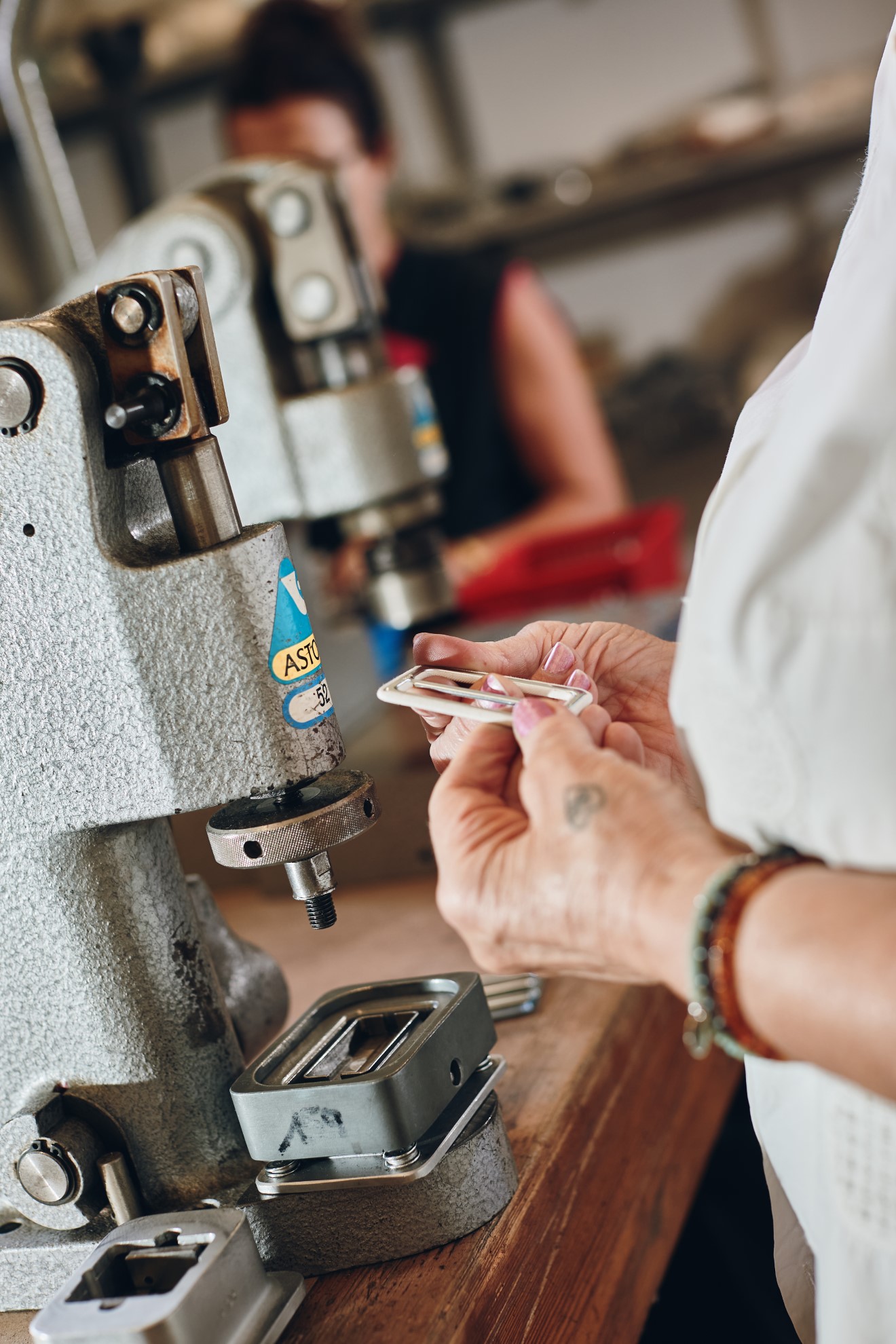 Realizzazione artigianale di fibbie fatte a mano