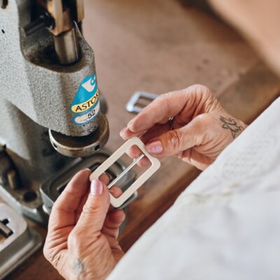 Realizzazione artigianale di fibbie fatte a mano