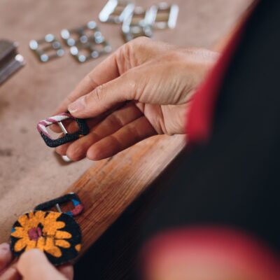 Realizzazione artigianale di fibbie fatte a mano