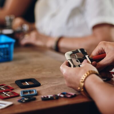 produzione fibbie fatte a mano per la moda